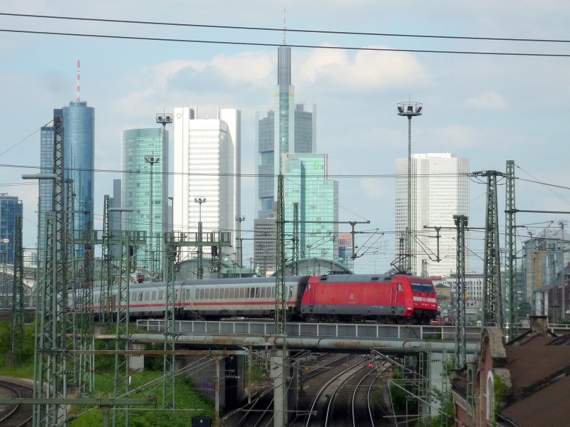 Br 101 schiebt den IC 79675 Frankfurt(Main)Flughafen Fernbf - Dresden Hbf in den Frankfurter Hbf. 05.06.09