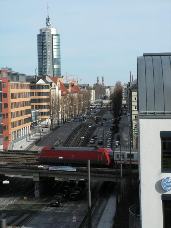 BR 101 berquert mit IC 2297 nach Salzburg die Landsberger Strasse in Mnchen 