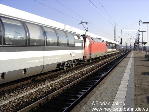 BR 101 vor EC 7 am 15.01.05. Aufgrund der umgekehrten Wagenreihenfolge(vielleicht wegen der 90 mintigen Versptung) ergibt sich hier ein Fehler: Da ein Panoramawagen der SBB mitgefhrt wird, msste der vordere, und nicht der hintere Pantograph aufgebgelt sein.