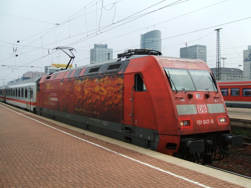 BR 101 Werbelok   Feuerwehr   mit IC 2027 in Dortmund nach Passau
Abfahrt 12.36 Uhr Gleis 16