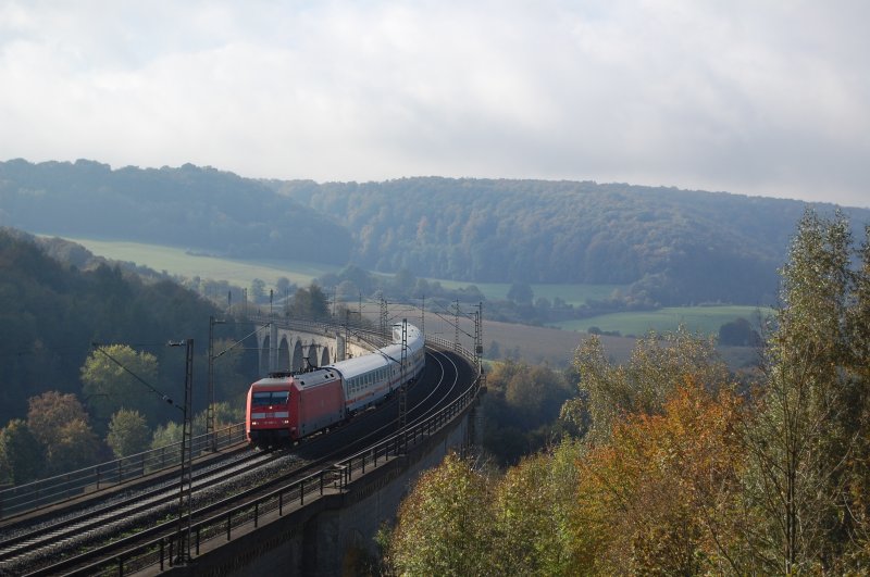 Br 101 xxx �berquerte am 15.10.2009 mit ihrem IC von D�sseldorf Flgh. nach Berlin Gsbr. den Bekeviadukt in Altenbeken.