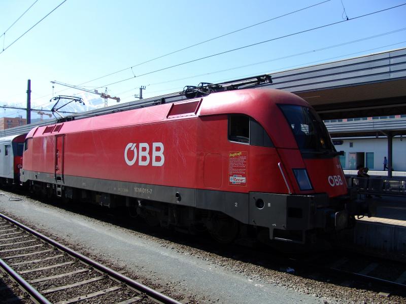 Br 1016 011-7 am 2.4.05 im Bahnhof Innsbruck.

Auf der Lok ist ein Kleber der Roco angebracht auf welchem folgendes steht:

ZUG KRAFT

2. September 2000 BB-TS Werk Linz: In einem Spektakulren Versuch testete der VOEMEC mit Hilfe dieser 84t schweren Lok die Zugkraft ihrer Modellschwestern im Mastab 1:87. Das Ergebnis: 300 Taurus-HO-Modelle von Roco haben diese 1016 aus dem Stand gezogen.

Diese Plakette, die sich sowohl am Vorbild als auch am Modell der 1016 011-7 befindet, erinnert an dieses denkwrdige Ereignis.
