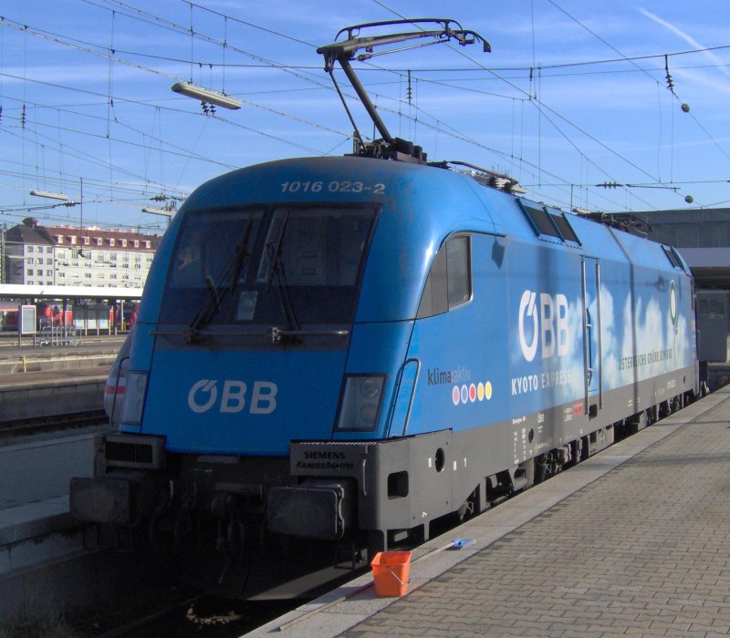 BR 1016 023-2 (Kyoto Taurus) abgestellt am Hbf M�nchen zum saubermachen. (Eimer und Bodenwischer im Vordergrund) Aufgenommen am 09.11.05.