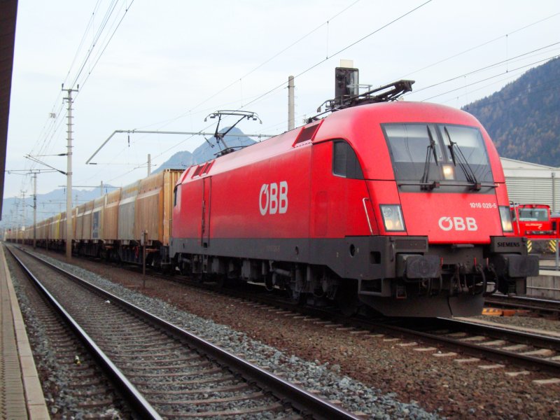 BR 1016 028 mit Inno-Freight Zug in Jenbach am 18.11.2008