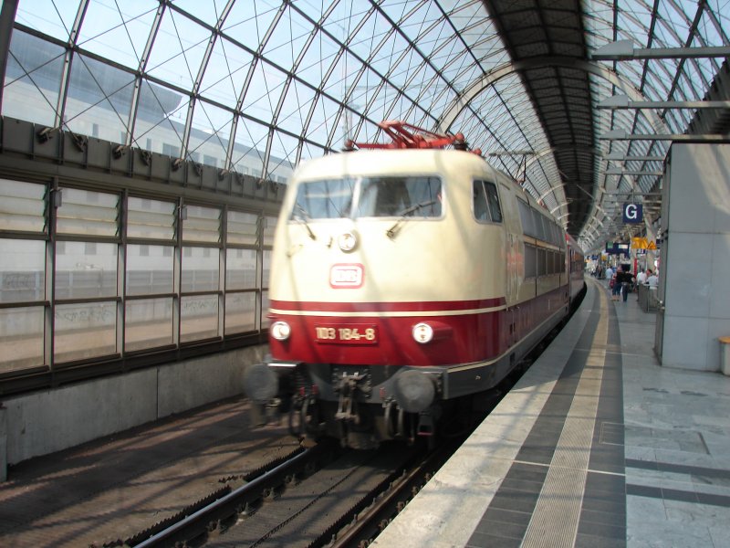 BR 103 184-8 als Sonderzug von Rostock-Warnemnde bei der Durchfahrt Bahnhof Berlin Spandau. Aufgenommen am 08.08.07