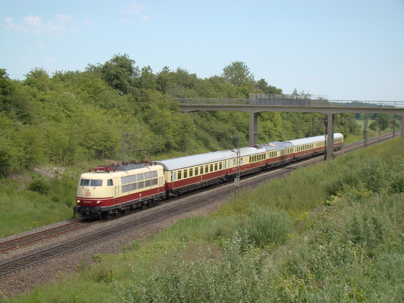 Br 103 184-8 konnte mit ihrem Sonderzug von Italien bei Hattenhofen fotografiert werden