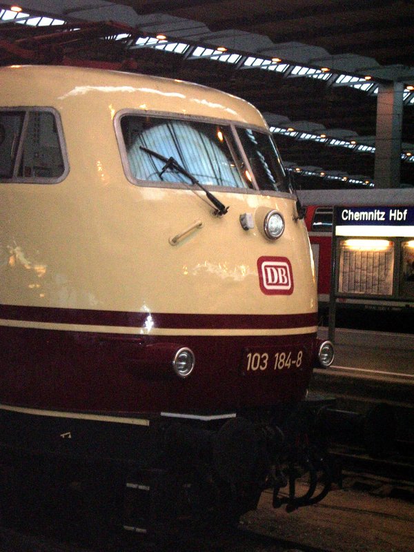 BR 103 184-8 mit ihrem  lachenden Gesicht  auf dem Gleis zwischen Bahnsteig 3 und Bahnsteig 4. Chemnitz, den 03.12.2006