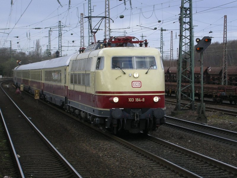 BR 103 184-8 mit TEE 91312 von Koblenz nach Hamburg Hbf.,
Durchfahrt in Bochum Ehrenfeld.(29.03.2008)