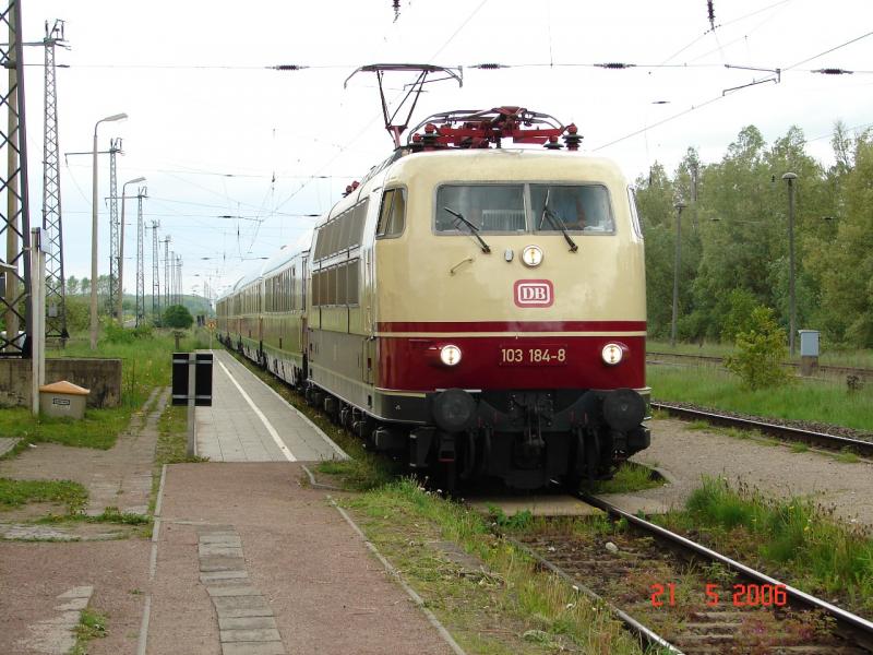 Br 103 184 von Binz nach Kln bei einem kurzem Halt in Bentwisch/Rostock. Aufgenommen am 21.5.06