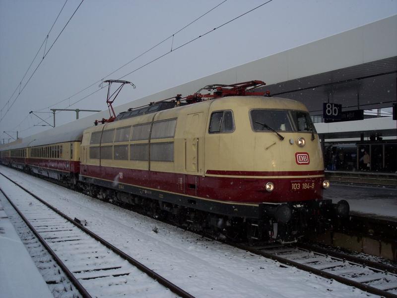 BR  103 184 mit Sonderzug in Mannheim.