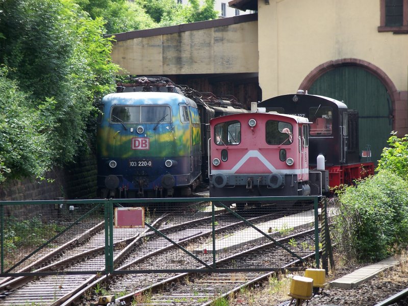 BR 103 220 mit ihrer Touristik Lackierung steht neben einer Kf und einer V36 im Verkehrsmuseum in Neustadt an der Weinstrae. Aufgenommen am 27.05.07.