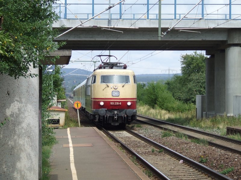 BR 103 235-8 bei der Durchfahrt in Kersbach am 03.08.2006