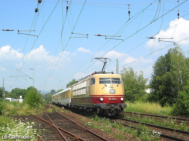 BR 103 235 unterwegs mit dem Messzug von Oberlahnstein ber Frankfurt-Hchst, Mainz nach Koblenz-Ltzel. Hier  erlegt  in Wiesbaden-Biebrich. 21.7.2006