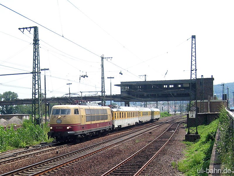 BR 103 235 unterwegs mit dem Messzug von Oberlahnstein ber Frankfurt-Hchst, Mainz nach Koblenz-Ltzel. Schon auf dem Rckweg, mal wieder Bingerbrck. 21.7.2006
