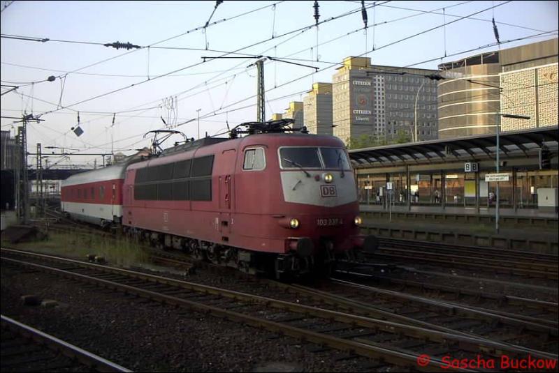 BR 103 237-4 fuhr im Sommer 2002 mit einem Nachzug in den Hamburger Hbf ein.