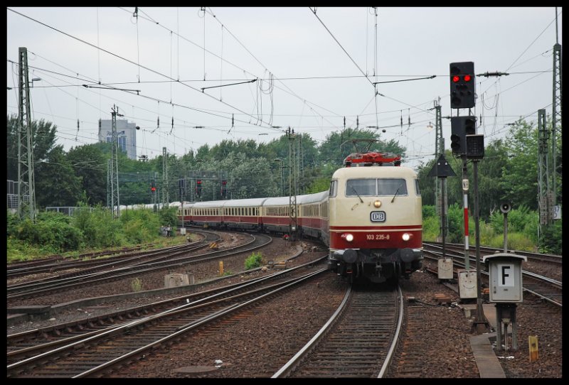 BR 103 Mit SDZ 79802 TEE-Reingold Fhrt In Den Bahnhof Hamburg-Hbf.Mit Weiterfahrt Bis Nach Bonn-Hbf.26.07.07