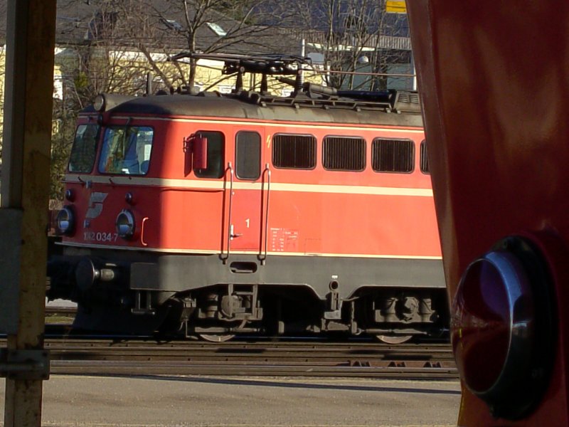 BR 1042 034-7 in Salzburg verstekt sich hinter einer 1044 am 21.02.2007