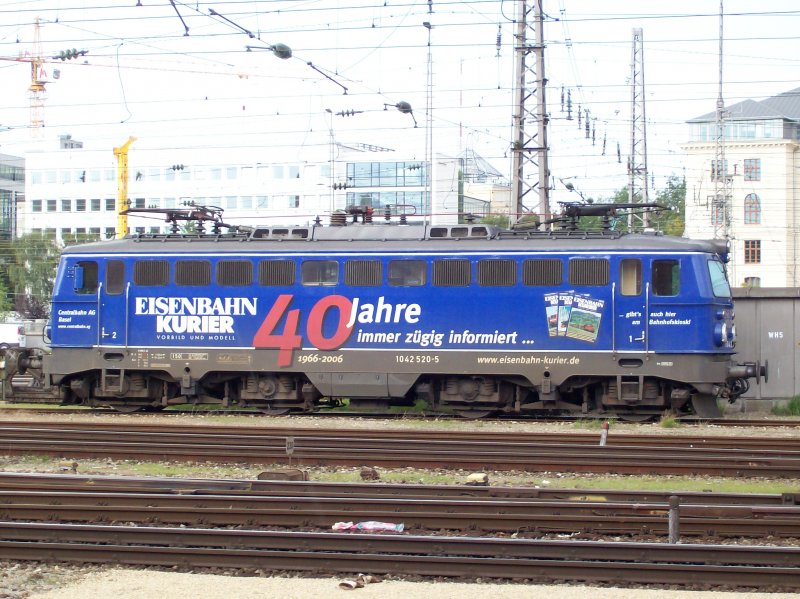 BR 1042 520-5 der Centralbahn AG Basel mit Werbung fr den Eisenbahn Kurier abgestellt in der nhe des Stellwerks Mnchen Hbf. Aufgenommen am 14.09.07.