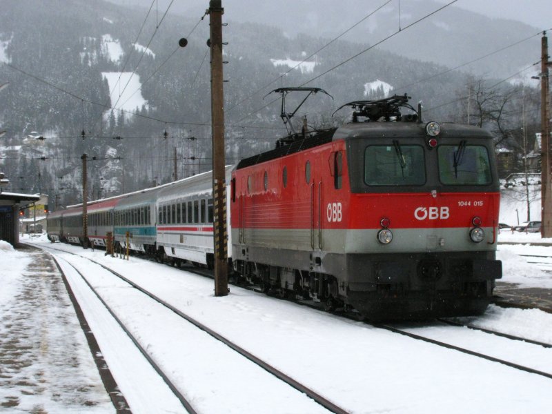 BR 1044 015 mit EC nach Wien Sdbahnhof beim Halt in Mrzzuschlag am 27.02.2009