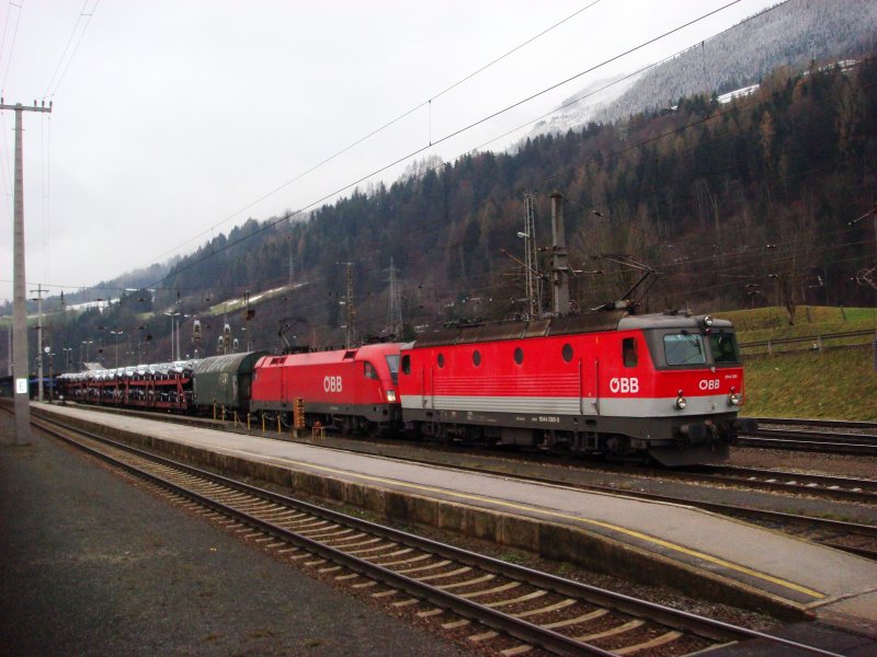BR 1044 080 und BR 1116 210 warten mit einem GZ auf die Abfahrt Richtung Tauern. Aufgenommen am 12.12.2007 in Schwarzach.