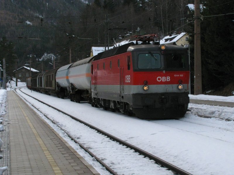 BR 1044 122 mit GZ bei der Durchfahrt in Breitenstein am 27.02.2009
