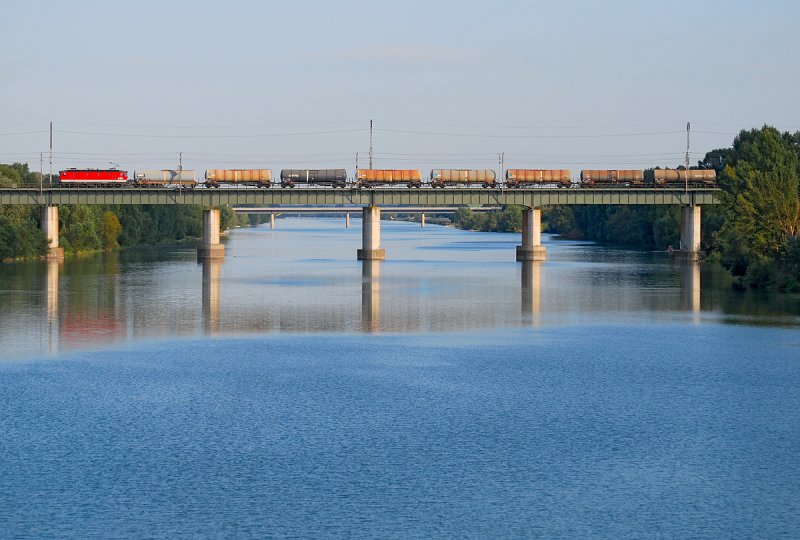 BR 1044 vor ihrem Gterzug auf der Brcke ber das Entlastungsgerinne in Wien, am 14.08.2008 Richtung Norden.