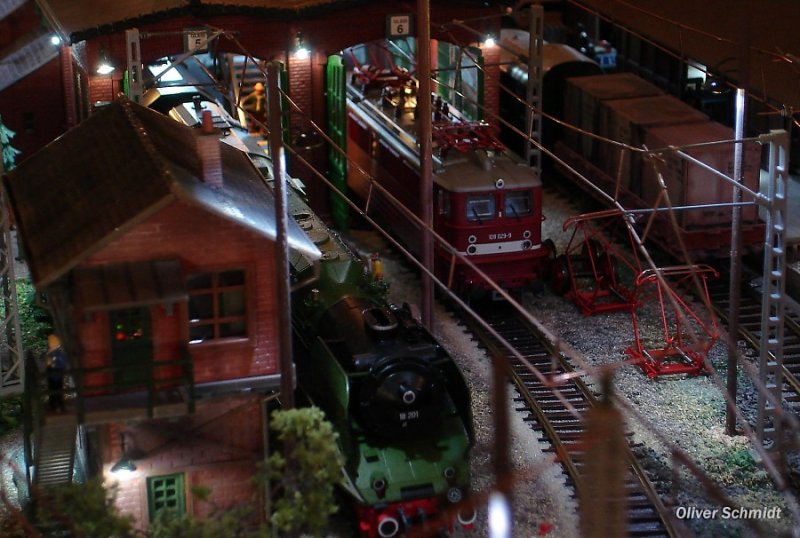 BR 109 der DB(ex.E11/BR211 der DR)und 18201 in H0