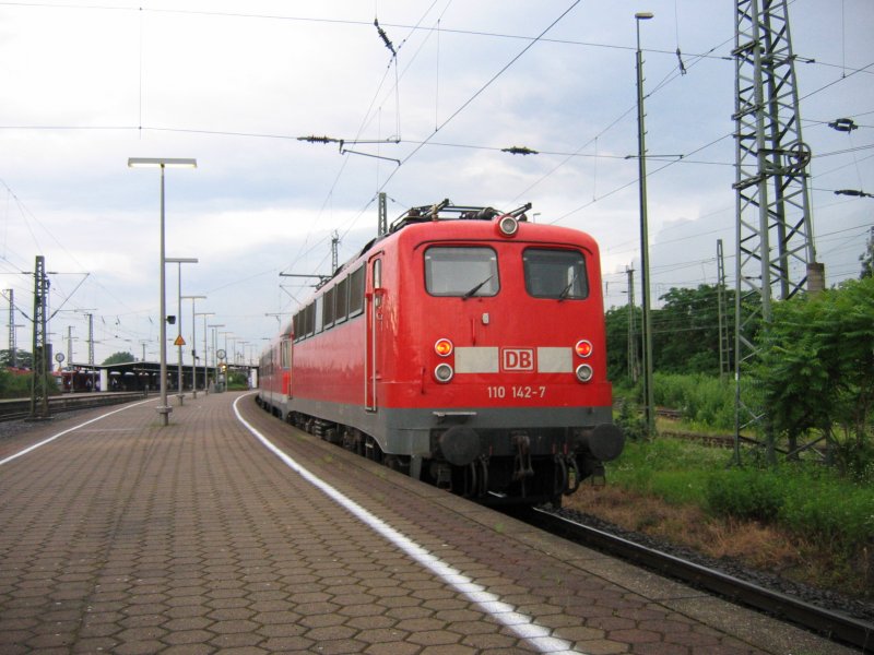 BR 110 142-7 mit RE in Neuss Hbf.Vorne war noch ne 111er dran