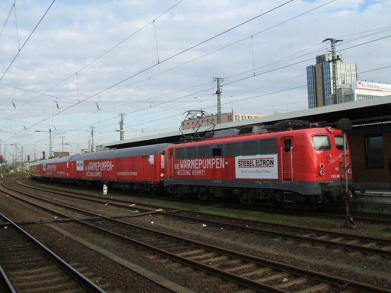 BR 110 143-3 mit Werbezug von Stiebel Eltron , zu Gast im Dortmunder Hbf.,Gleis 23 , macht Werbung fr Wrmepumpen ,
Aufenthalt im Dortmunder Hbf. 19.+20.September 2007 .  