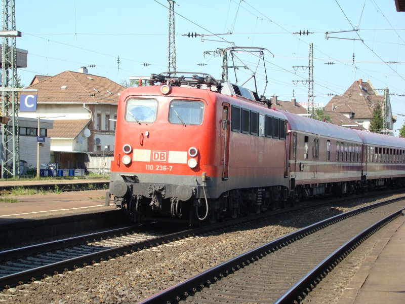 BR 110 236-7 mit BahnTouristikExpress als SDZ am 11.05.08 in Rastatt.