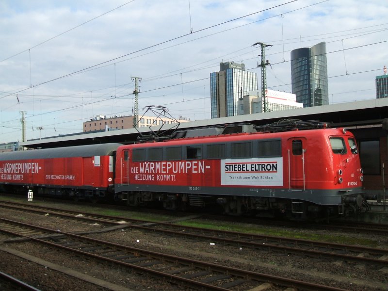 BR 110 243-3 Werbelok mit Werbezug von Stiebel Eltron im
Dortmunder Hbf. (19.09.2007)