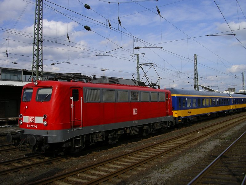 BR 110 243-3 zieht die niederlndischen Wagen von Dortmund Hbf. nach Kln Hbf.(28.03.2008)
 