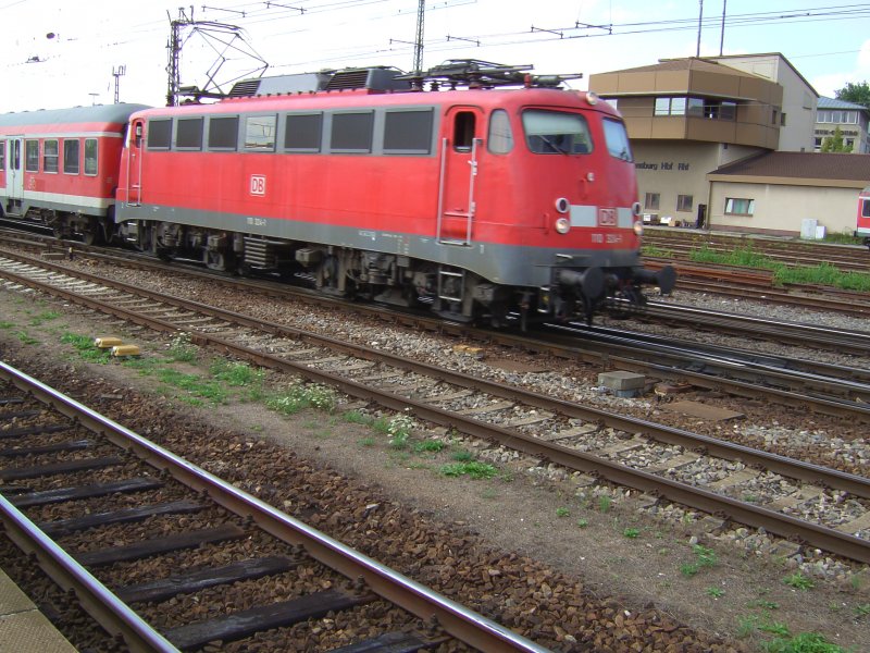 BR 110 324-1 (Bgelfalten 110) mit einem Regionalzug bei der einfahrt in den Regensburger HBF am 14.08.2007