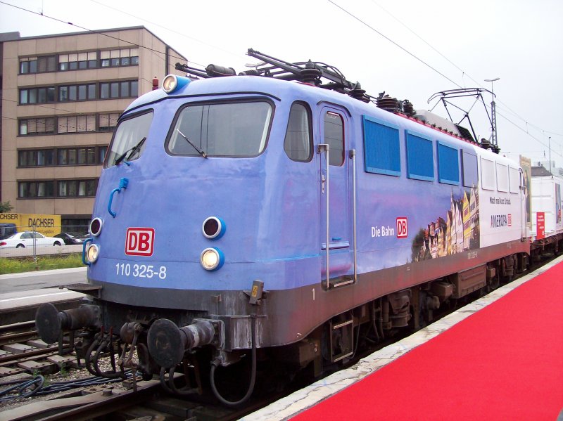 BR 110 325-8 (Bgelfalte) in der aktuellen Ameropa Lackierung am Holzkirchner Bahnhof in Mnchen auf Gleis 7. Aufgenommen am 30.08.07.