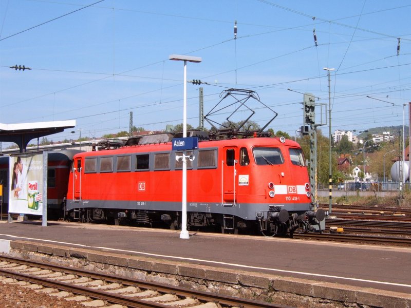 BR 110 418-1 am 21.04.07 mit der RegionalBahn aus Donauwrth, bestehend aus einem 1/2.Kl.-Mittelwagens, einem 2.Kl.-Mittelwagen und einem Karlsruher Steuerwagen auf Gleis 5 des Aalener Bahnhofs.