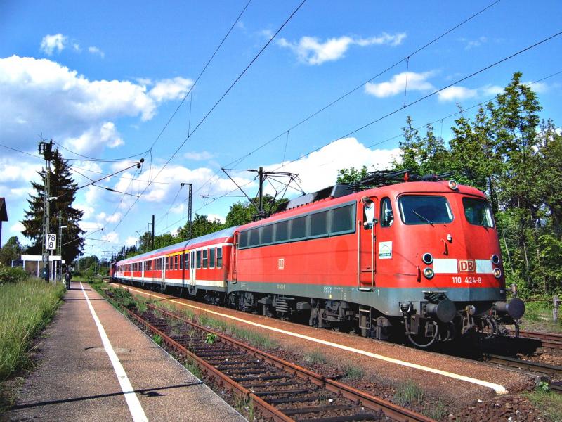 BR 110 424-9 am letzten Halt vor dem Zielbahnhof Aalen. Am 24.05.06 macht sich die RB 37166 im Bahnhof Goldshfe zur Abfahrt bereit.