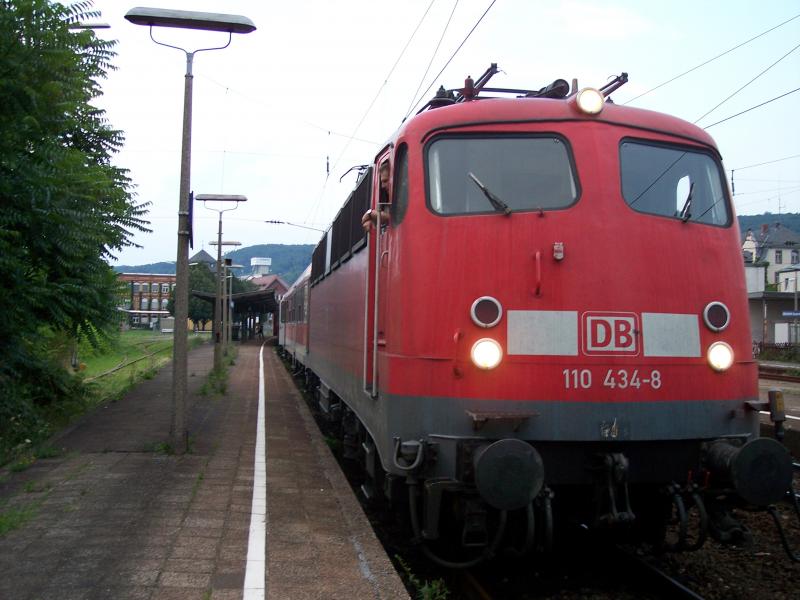 Br 110 434 mit RB nach Mannheim am haken ist ausnamsweise auf gleis 4 weil er einen IC berholen lassen musste am 15.7.2005