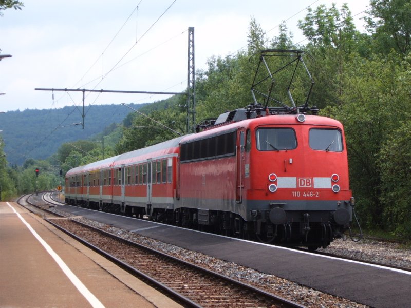BR 110 446-2 mit der RB 37153 von Aalen ber Bopfingen und Nrdlingen nach Donauwrth, bei der Ausfahrt am 04.06.07 aus dem Lauchheimer Regionalbahnhof.
