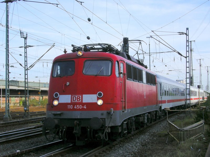 BR 110 450-4 mit Ersatzzug 2891,Dortmund-Kln,ab Kln ging es mit der ICE3 Doppeltraktion weiter nach Mnchen Hbf.(25.10.2008) 