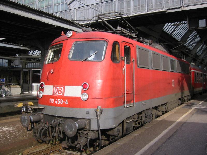 BR 110 450 am 23.10.2004 im Hauptbahnhof Karlsruhe.
