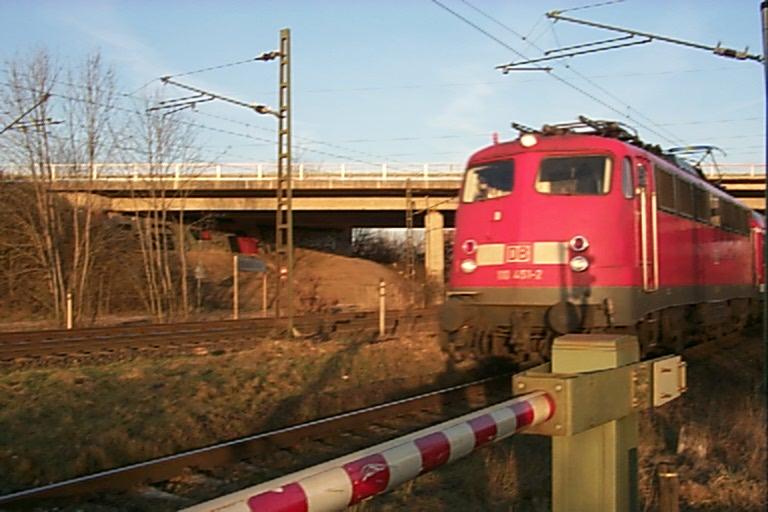 BR 110 451-2 kommt mit dem RE aus Minden und fhrt entlang der Stadtgrenze nach Nienburg (Weser) ein.