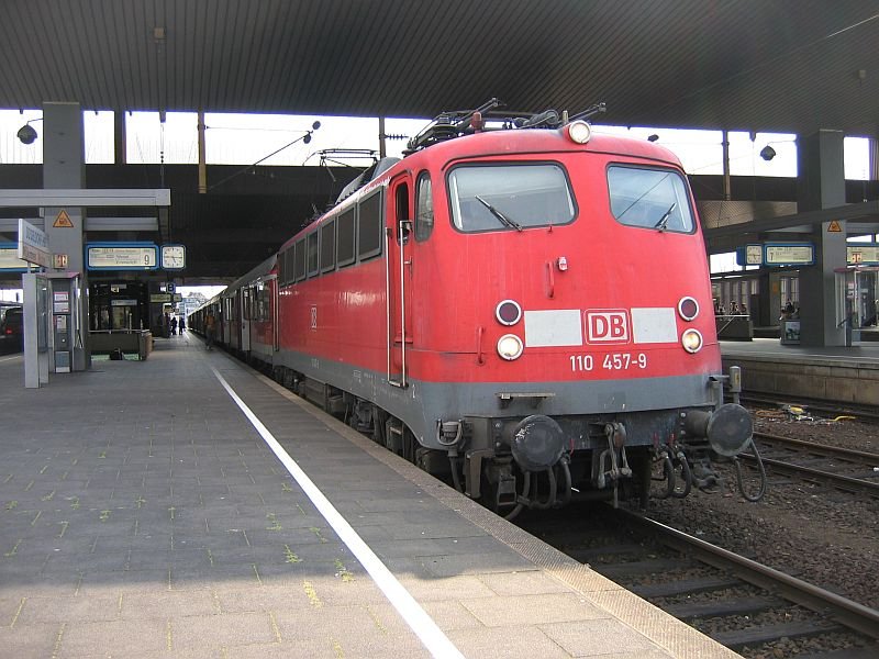 BR 110 457-9 mit Nahverkehrszug