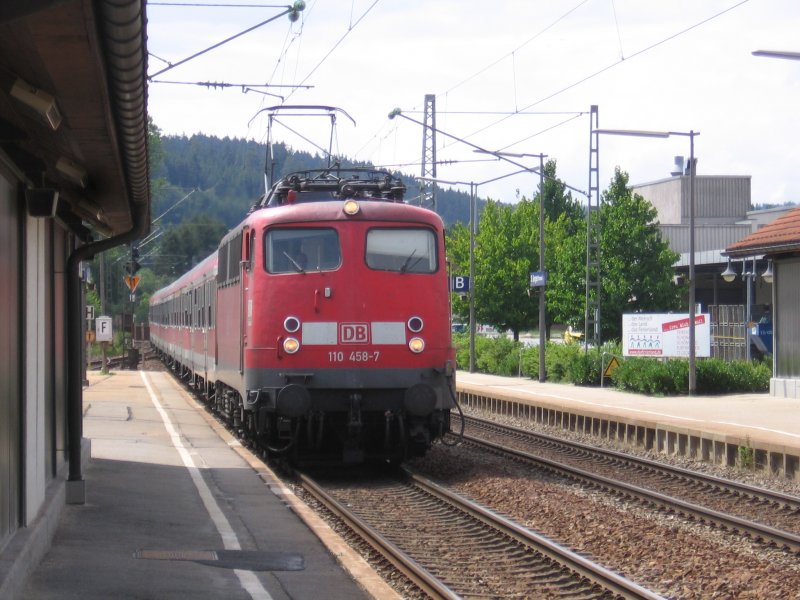 BR 110 458-7 mit einem RE (9.8.06)in St.Georgen mit Weiterfahrt nach Konstanz