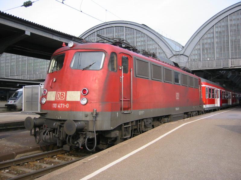 BR 110 471 am 29.02.2004 vor einem Regionalzug in Karlsruhe Hbf. Leider ist die Lok ziemlich verdreckt.