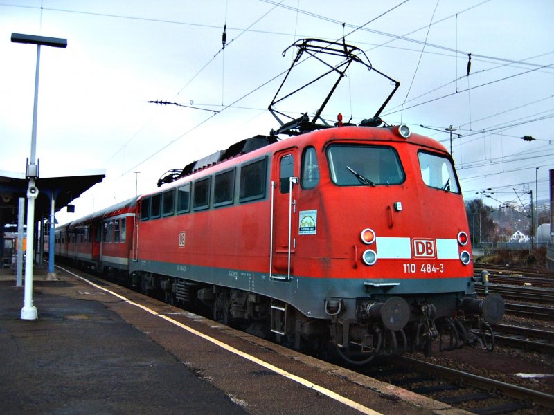 BR 110 484-3 am 10.12.06 im Bahnhof Aalen (Wrtt). Die Lok hatte 1 Std. Aufenthalt in Aalen, nachdem sie mit der RB 37151 nach Donauwrth fuhr.