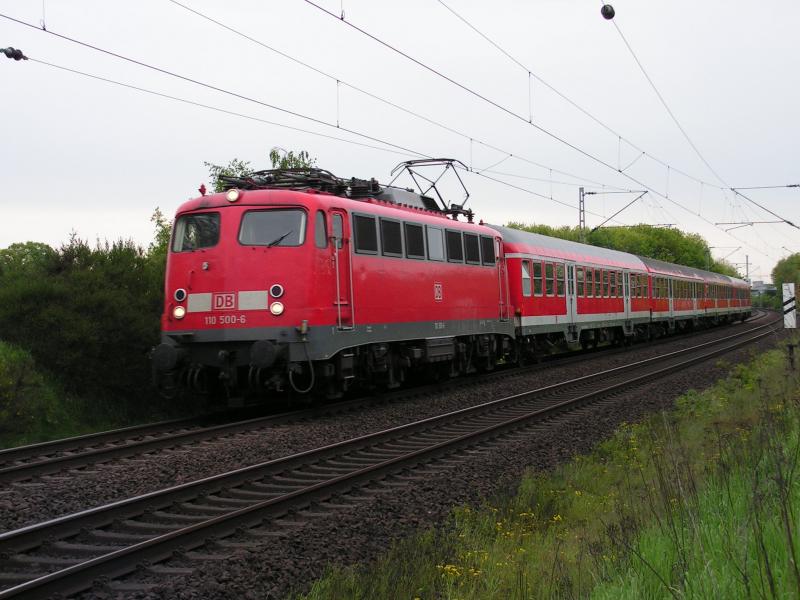 BR 110 500-6 mit der RB von Nienburg (Weser) ber Verden (Aller) nach Rotenburg (Wmme).