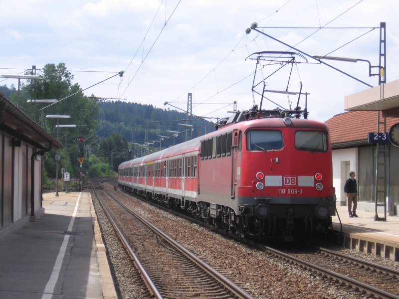 BR 110 506-3 schiebt am 9.8.06 ihren RE aus dem Bahnhof St.Georgen
PS:Dieser Zug ist ab dem 10.12.06 Geschichte da dann BR146 mit Doppelstockwagen verkehren