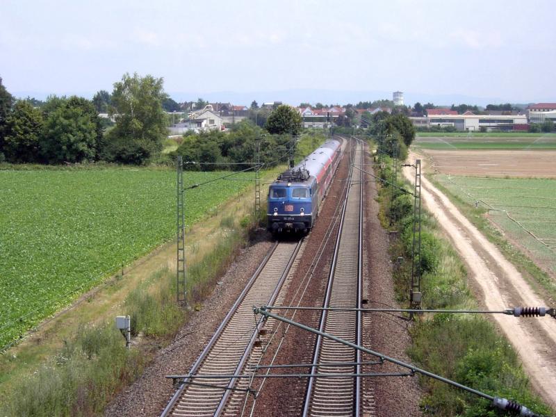 BR 110 in blau zwischen Schifferstadt und Bhl-Iggelheim auf der Strecke Ludwigshafen/Rhein - Neustadt/Weinstrae im August 2003