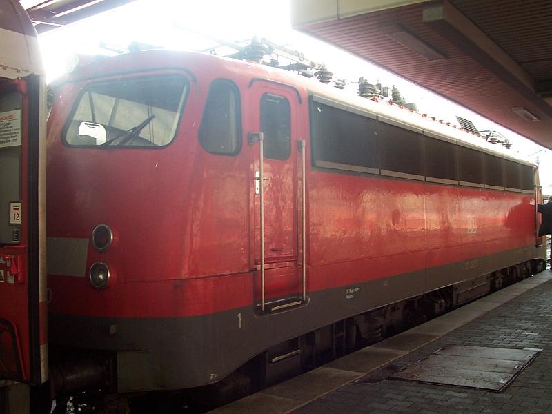 BR 110  B�gelfalte  vor einem IC nach Seefeld in Tirol im Dezember 2004.