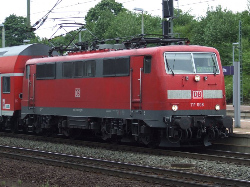 BR 111 008 verl�sst Kassel-Wilhelmsh�he am 07.08.2008 mit einem Dostozug.